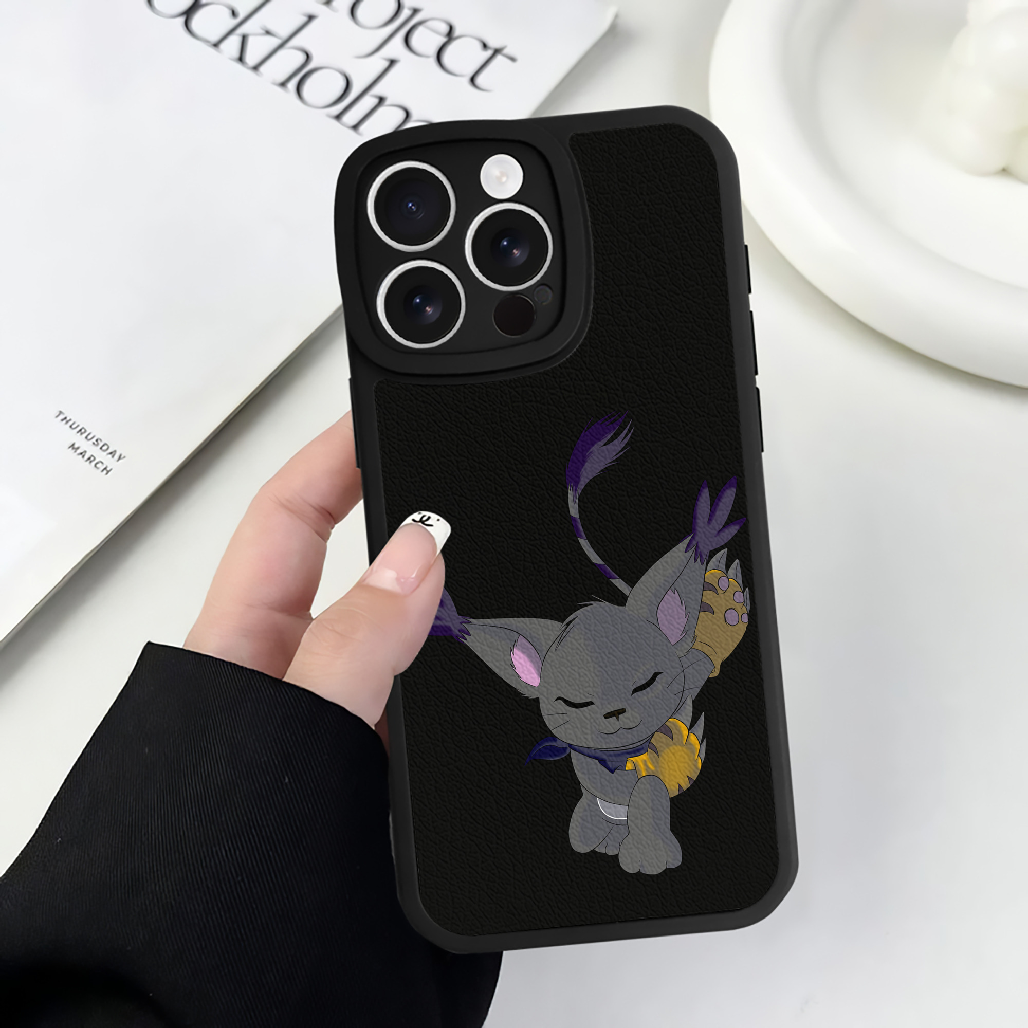 （画像用） Digimon デジタルモンスター/デジモン 【iPhone 16シリーズ対応】シリコンスマホケース（レザー調） 材質：シリコン